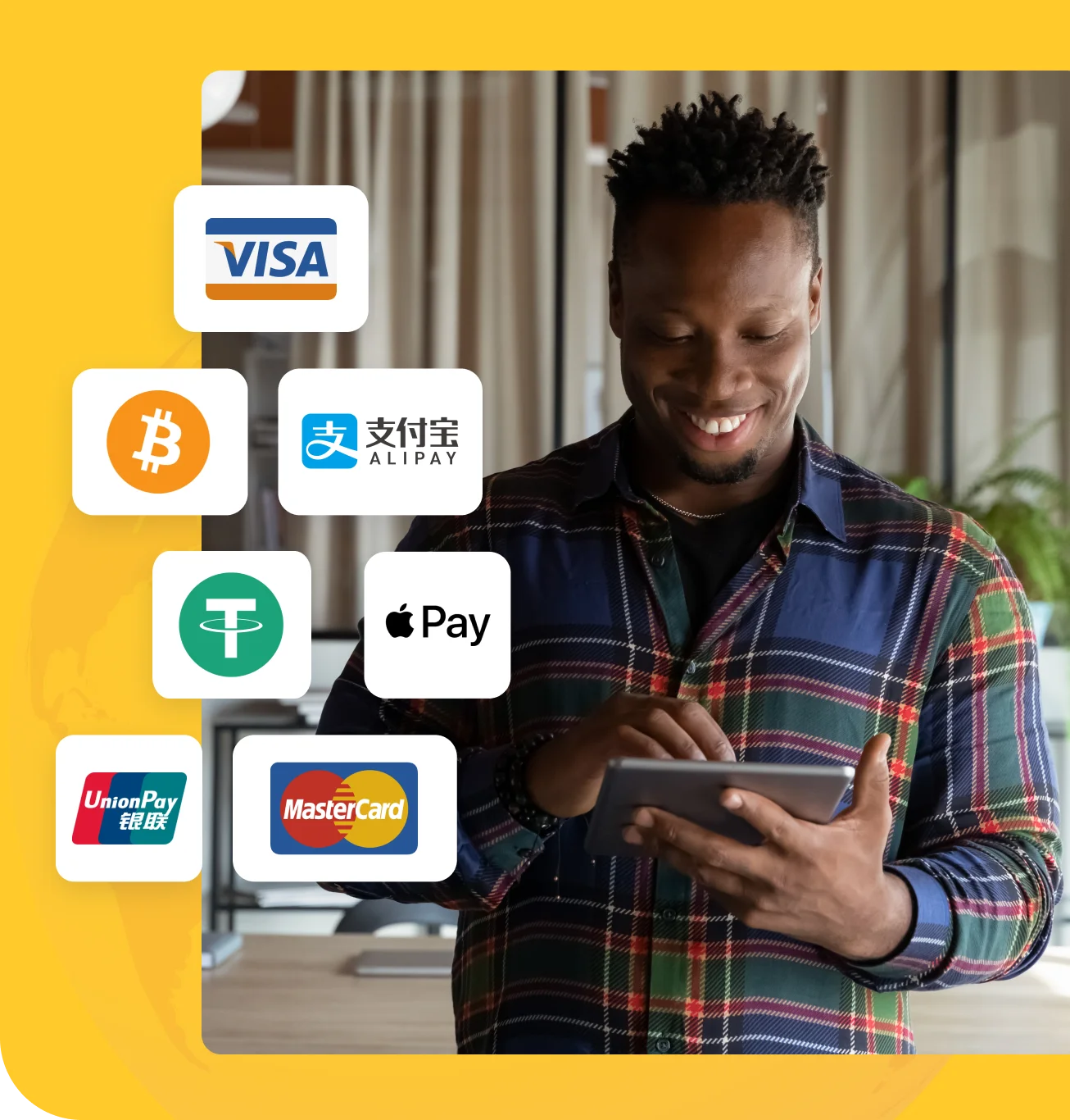 jovem sorrindo enquanto usa seu tablet com logos de marcas de pagamento como visa, paypal, alipay, apple pay e union pay